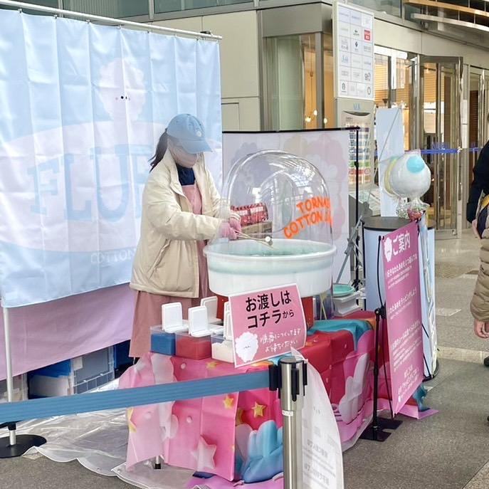 わたあめを製造しているスタッフ